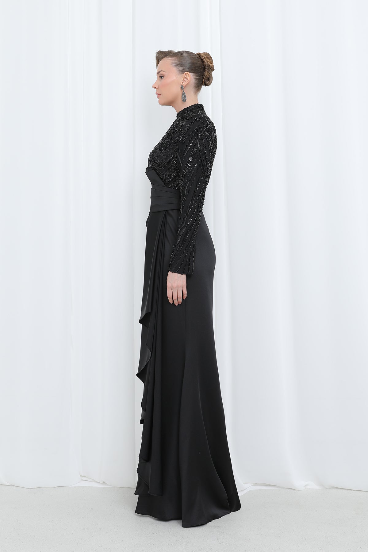 Kadın Üstü İşlemeli Bel Kısmı Drape Detaylı Saten Abiye - 12582ELB BLACK