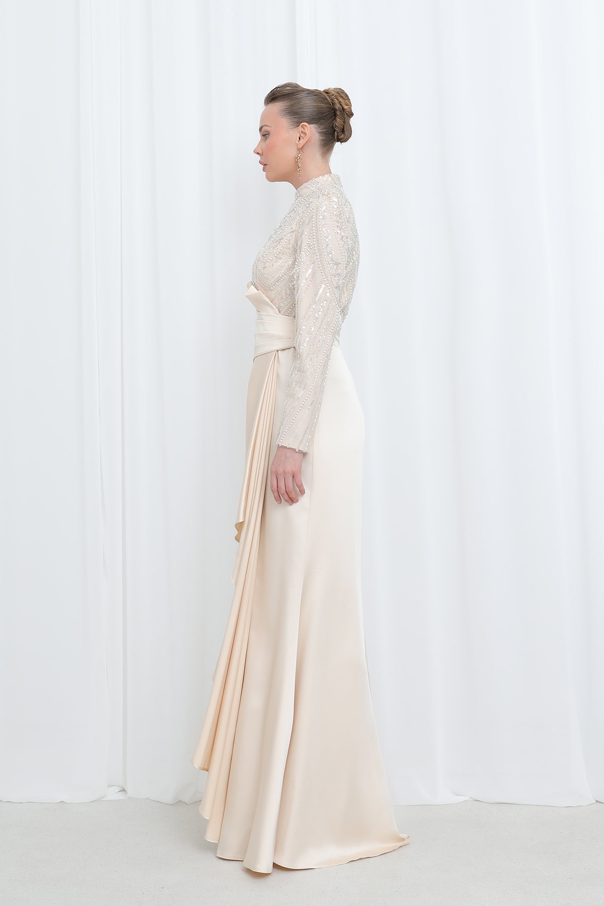 Kadın Üstü İşlemeli Bel Kısmı Drape Detaylı Saten Abiye - 12582ELB BEIGE