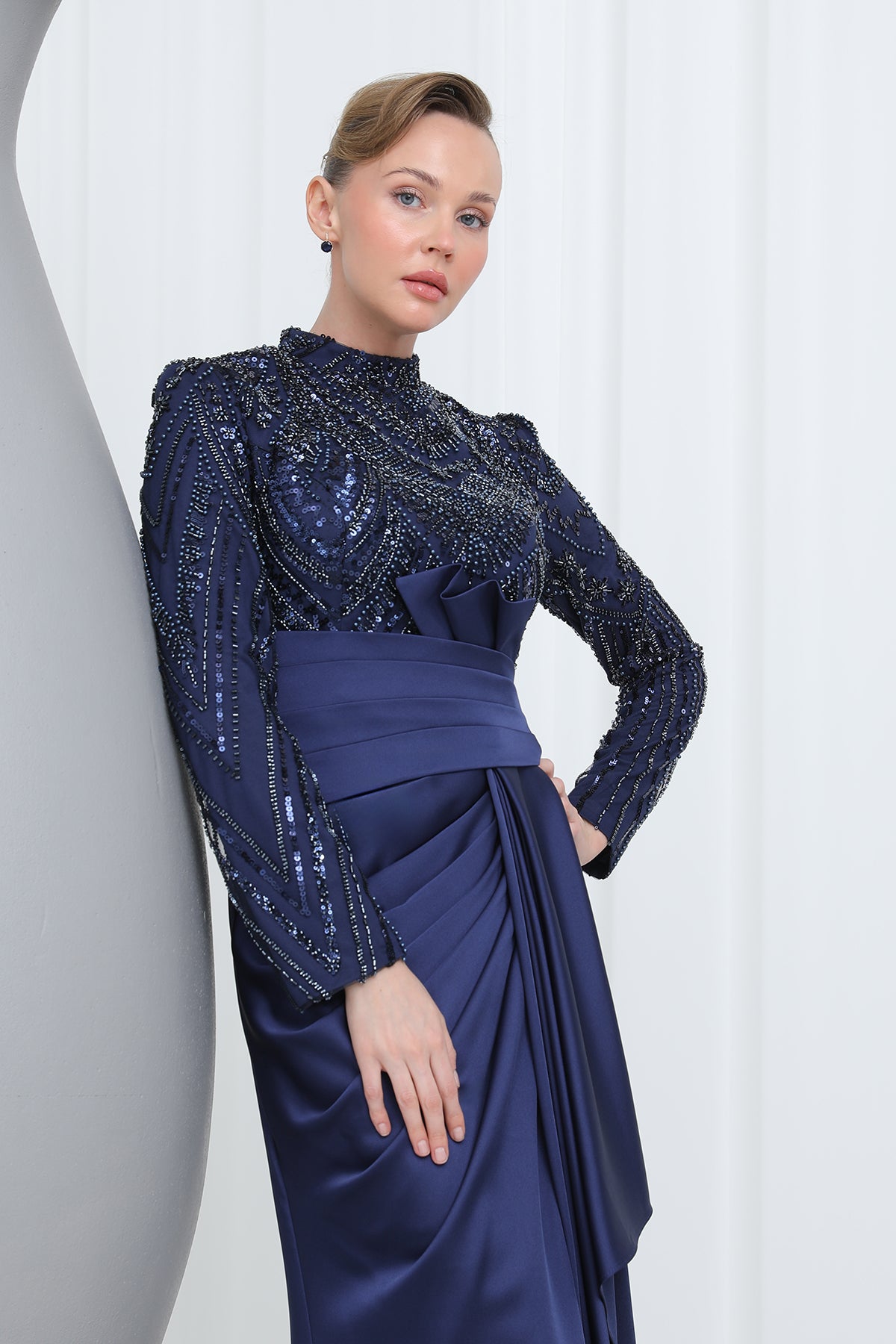 Kadın Üstü İşlemeli Bel Kısmı Drape Detaylı Saten Abiye - 12582ELB NAVY