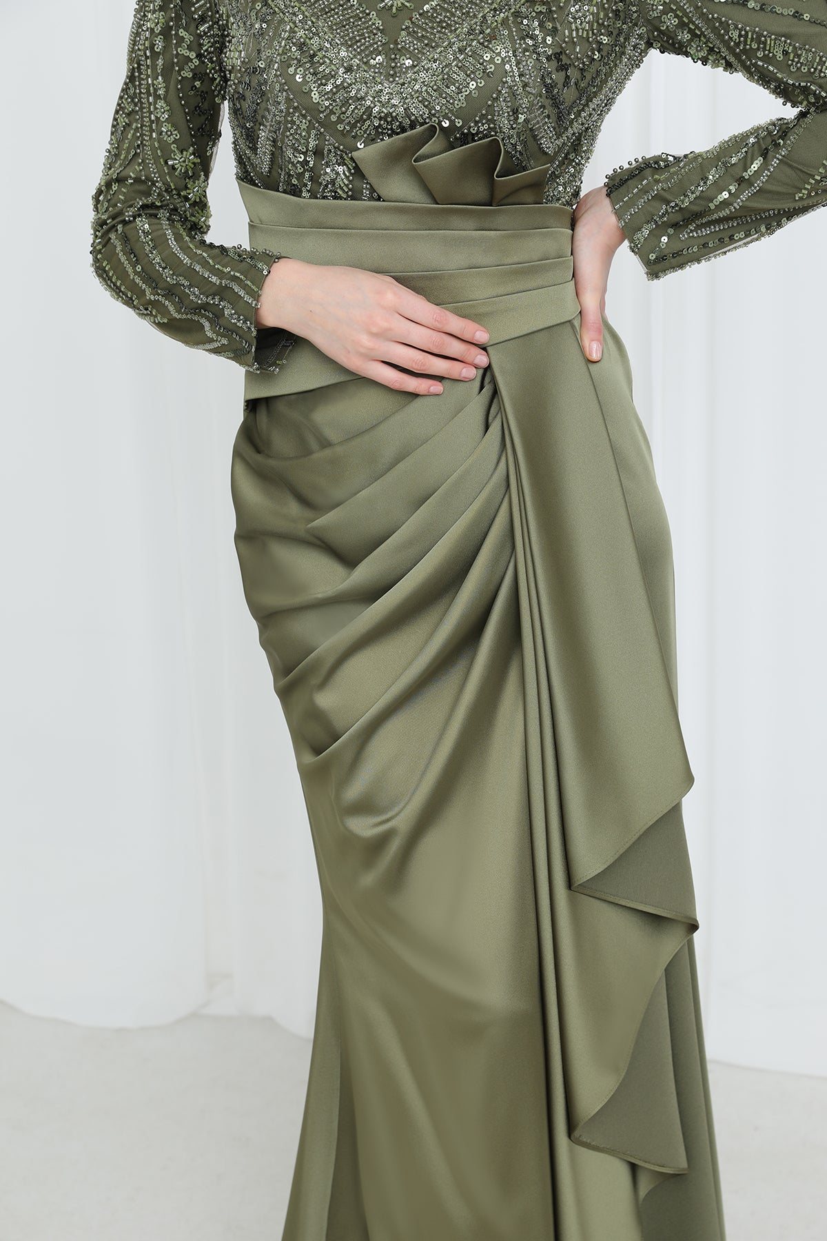 Kadın Üstü İşlemeli Bel Kısmı Drape Detaylı Saten Abiye - 12582ELB KHAKI