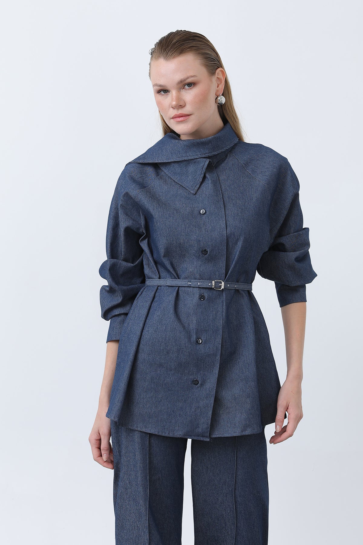 Kadın Kruvaze Yaka Kemer Detaylı Pantolonlu Denim Takım - 20652TKS BLUE