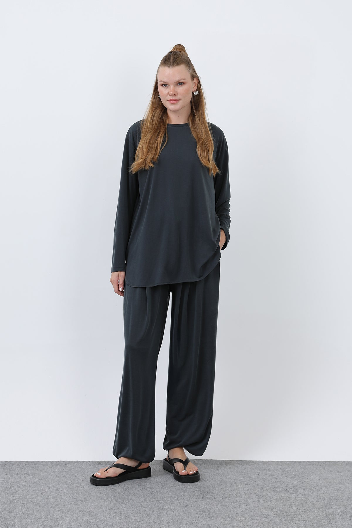 Kadın Oversize Viskon Relax Takım
-20663TKS DARK ANTHRACITE