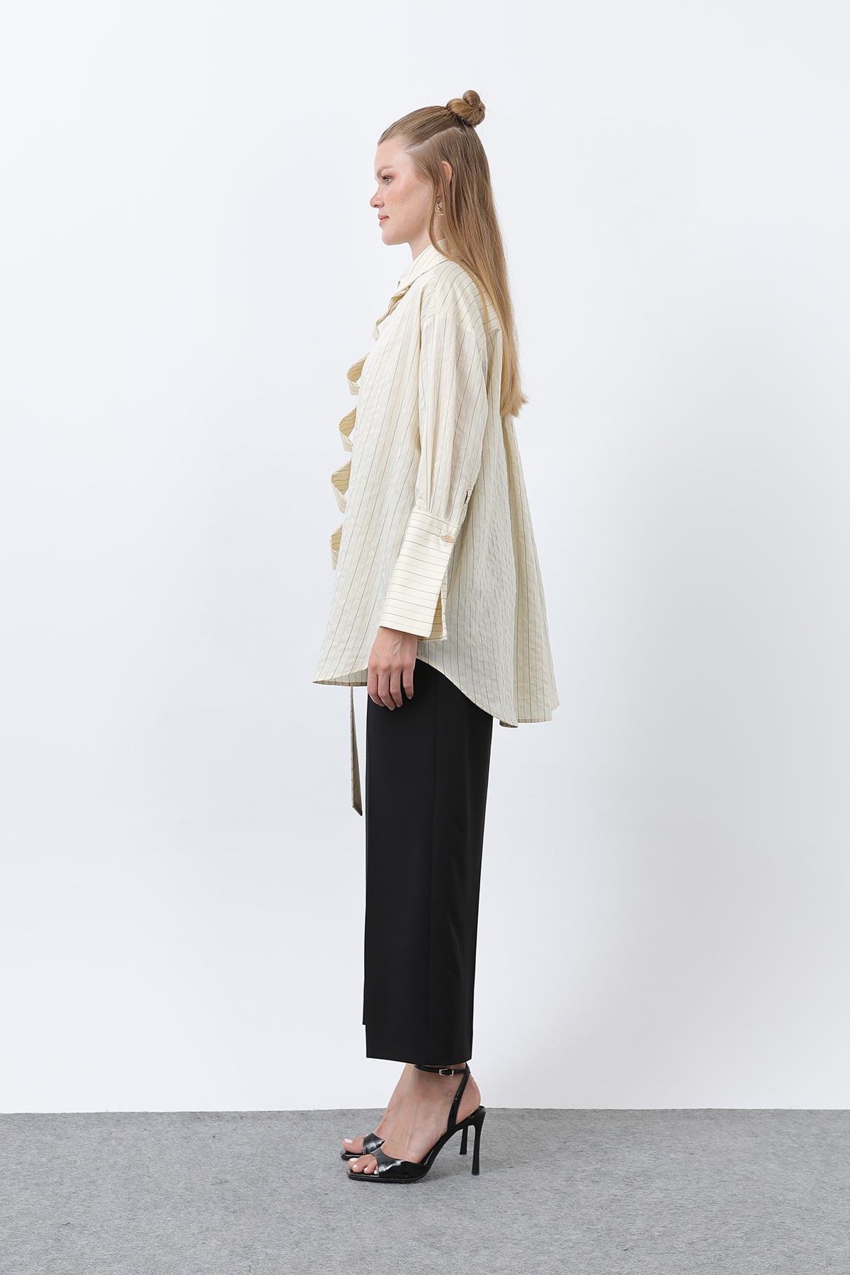 Kadın Önü Volan Detaylı Çizgili Gömlek - 10683GML BEIGE-BLACK