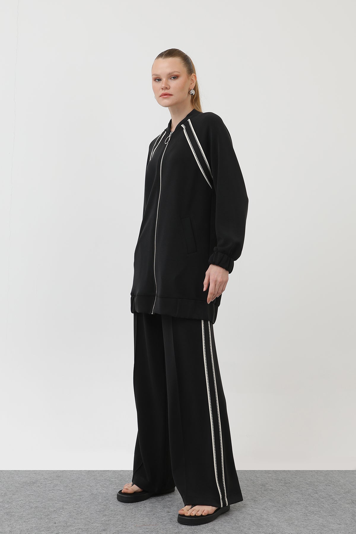 Kadın Fermuarlı Omuzu Hazır Şerit Detaylı Pantolonlu Takım - 14290TKS BLACK