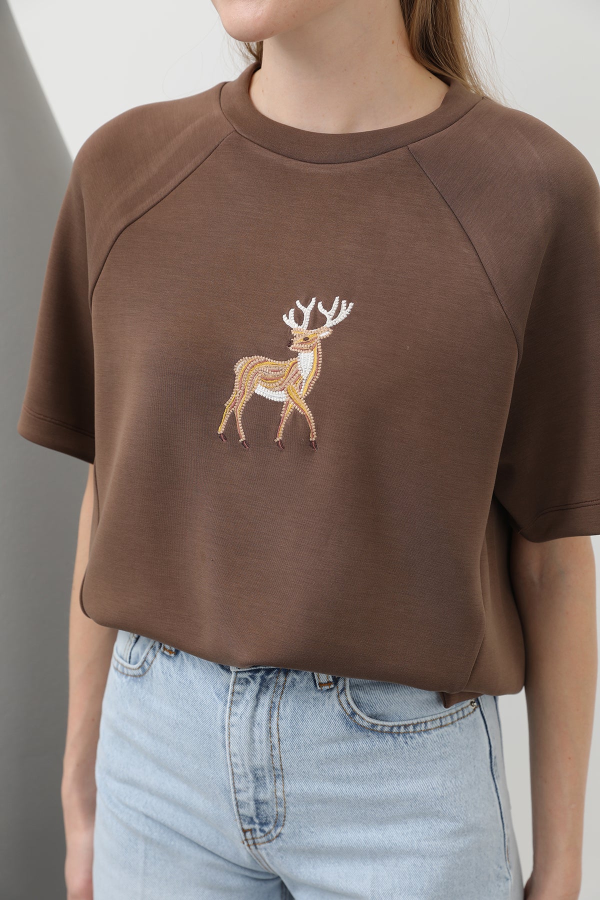 Kadın Ön Geyik Nakışlı Tshirt - 32119TSH BROWN
